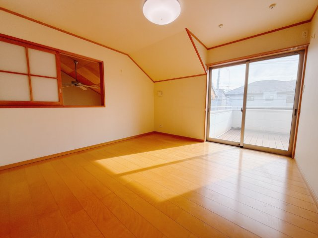 ■2階洋室｜2階洋室には大きな窓をご用意しています。日中はあたたかな日差し差し込み自分時間も充実できますね＾＾