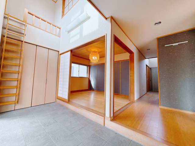 ■玄関｜毎日の「いってらっしゃい」や「お帰りなさい」を大切なご家族と過ごす玄関は〈使いやすさ〉を追求しております。玄関横の物入は急な来客時でもさっとお片付けできるスペースを確保しています。