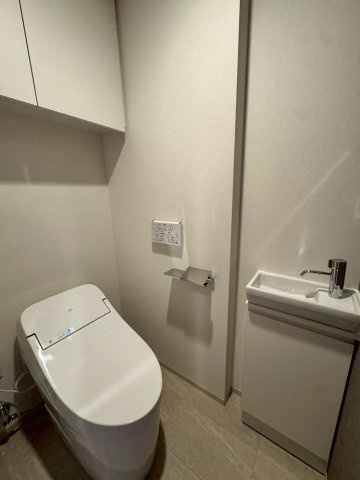 手洗いカウンター付きのトイレ。機能性と清潔感があり、来客時にも使いやすい仕様です。