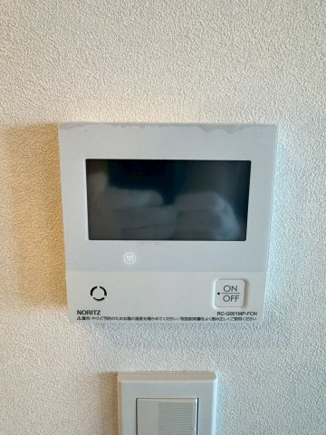 給湯操作パネルも分かりやすい位置に配置。入浴や家事をスムーズに支える、日常に大切な設備です。