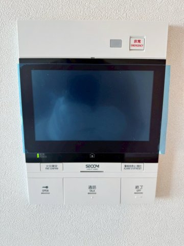 カラーTVモニター付きインターホンで来訪者を確認可能。タワー暮らしの安心感を支える設備です。