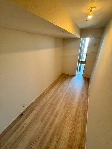落ち着いたトーンでまとまった洋室。収納計画もしやすく、個室としての使い勝手が良い空間です。