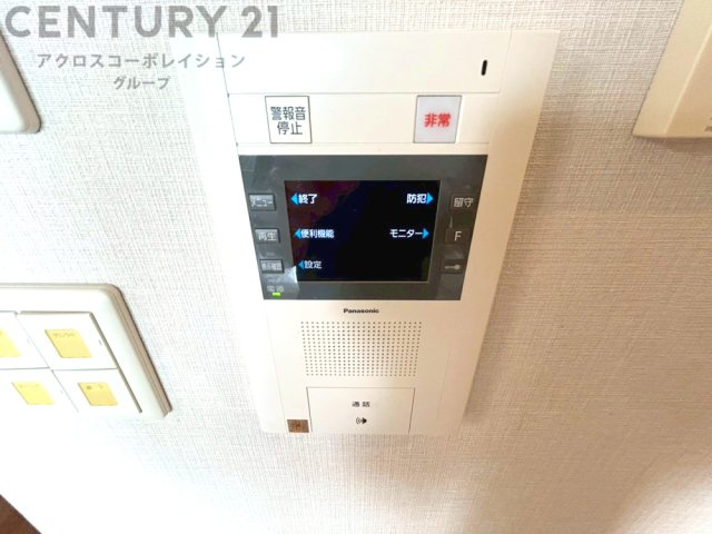 訪問者が来たときにテレビ画面で確認できるため、安心してドアを開けられます。録画機能があるものもあり、留守中に来訪者を記録しておくことができます。利便性が高く、セキュリティ面でも安心です。