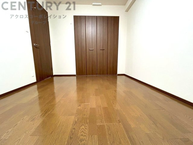 寝室…リラックスできるプライベート空間で、快適な睡眠をサポート。個人の好みに合わせたインテリアや寝具で心地良さを追求。プライベートな時間を過ごし、リフレッシュする場所におすすめです。