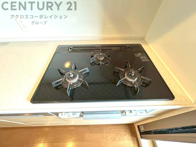 多数の調理器具を同時に使用でき、料理の効率化が可能。省エネで節約になり、様々な料理スタイルに適応できます。また、火力調整が独立しており、手入れや掃除もしやすく、今よりもっとお料理が楽しくなるかも。