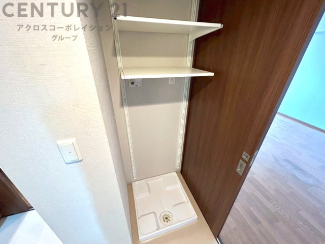 洗濯物の仕分け作業がしやすく、整理整頓が容易になります。洗濯音や湿気を他の部屋に持ち込まず、生活環境を快適に保ちます。上部を活用すれば収納スペースを確保でき洗剤や洗濯用品の整理もしやすくなります。