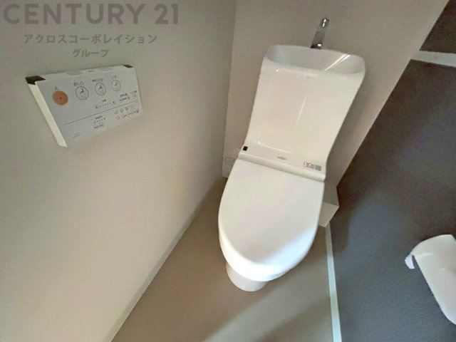温水洗浄便座付トイレは温水洗浄機能により、暖かい水でおしりを洗浄することができ、冷たい水を使う従来の便座に比べ、温水洗浄機能で暖かいトイレを提供し、快適な使用を可能にします。