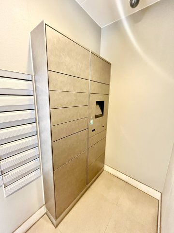 共用部分は、一棟の建物に住む区分所有者全員が共同で所有するとし、共用部分の管理、補修などは、区分所有者で形成される管理組合が行います。個人の判断で勝手に変更することはできませんので覚えておきましょう。