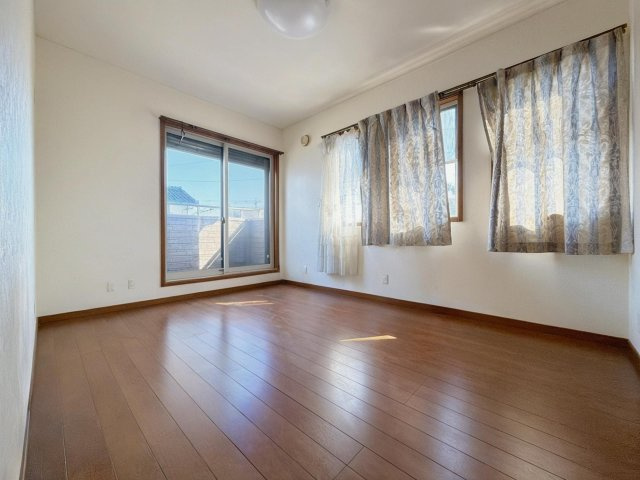 2階6帖洋室。フローリングやクロスの痛みも少なく、そのままお使いいただけます