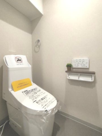 【トイレ】　洗浄機能付きトイレ。上部には収納付で、トイレットペーパー等、買い置きもしやすそうです。