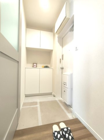 【玄関】　白でまとめられた清潔感のある玄関。住戸の顔として、いつでも整えておきたい空間に嬉しい大容量の収納がございます。
