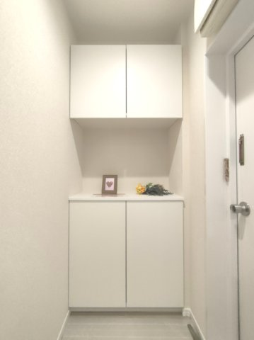【玄関収納】　収納とカウンタースペースを備え、思い出の写真、お花などで生活に彩りを加えることができます。