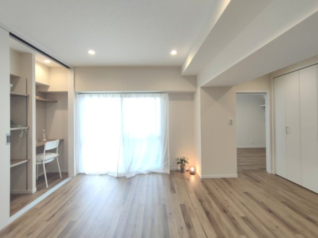 【LDK約10.8帖】　開放的な自遊空間。季節ごとに壁飾りや家具の配置を変えて楽しめます。