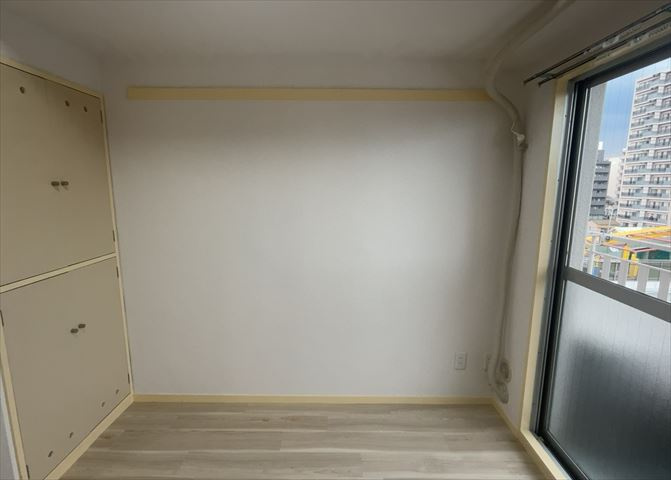 洋室のメリットは重い家具が置きやすく、身の回りが整理しやすいことです。　床がフローリングのため畳とは異なり凹みにくいです。　クローゼットなど収納が豊富で、普段使わない旅行カバンや服の整頓も簡単にです。