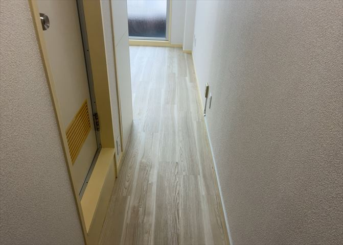 内装はとにかくおしゃれなものがいい！と選ぶ前に、まず住んだ後のことを想像してみましょう。住んでみたらコンセントの位置が悪くて使いにくいなど出てきます。事前にどの家電をどこに置くか想定しておきましょう。