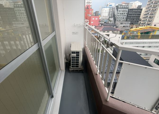 バルコニーは、室外の専用スペースのうち、「屋根がなく開放された空間」であるものを指します。ベランダより広いタイプのものが多く、日当たりもよいため家庭菜園などを楽しみたい人にとって適した環境となります。