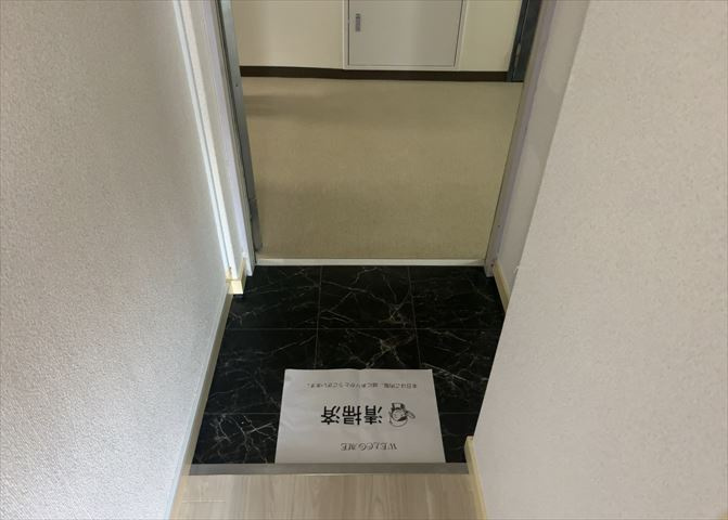 玄関は家の顔でもあり、家族以外の目にも止まる場所です。玄関は外との間を仕切る扉、靴などをしまっておく収納スペース、靴脱ぎのたたきスペース、来客とのやり取りをするドアホンなど複数のアイテムからなります。