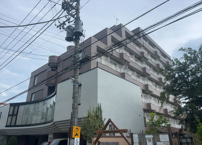 外観はマンション管理がされているかの目安になります。築年数が古いと、壁面は劣化してひび割れが生じることも！建物が古びていても細かいところが修繕されていると、きちんと管理されているなぁと感じるでしょう。