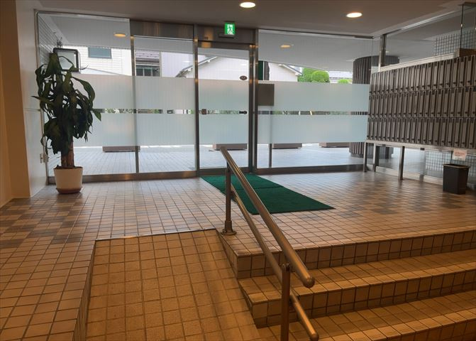 マンションのエントランスには、もともと風よけや防犯の役割がありますが、マンションによって宅配ボックスなどの設備が備わっている所もあります。日々の生活をイメージしながら生活しやすさをチェックしましょう。