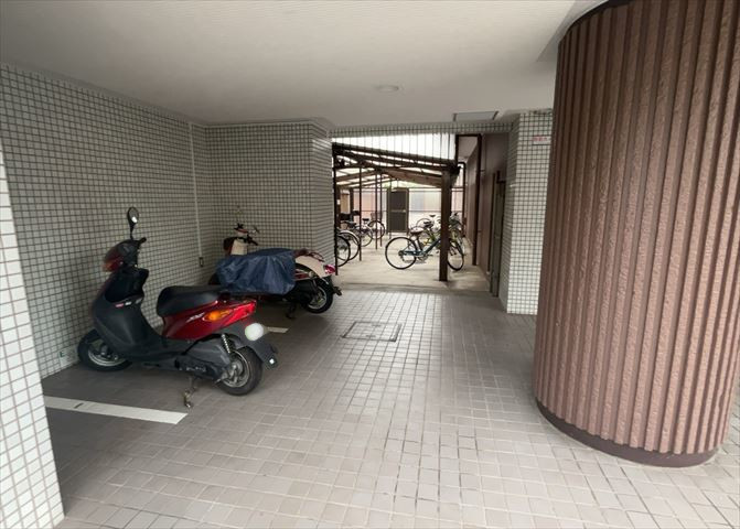 マンションの駐輪場は、事前に空きがあるか確認を取ると安心です。せっかく入居したのに駐輪スペースがない！なんてことになったら大変ですよね。そこで、内見時や購入前にはまず事前に確認しておくと良いでしょう。