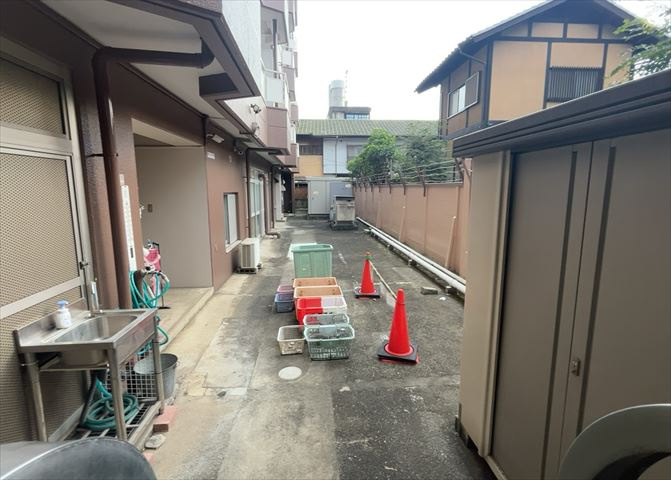 共有部分は、住民なら誰もが使える設備のこと。例えば駐車場やエレベーター、インターネット設備、セキュリティ設備などがあります。他にも、マンションの廊下・外部階段やエントランス・ゴミ置き場などがあります。