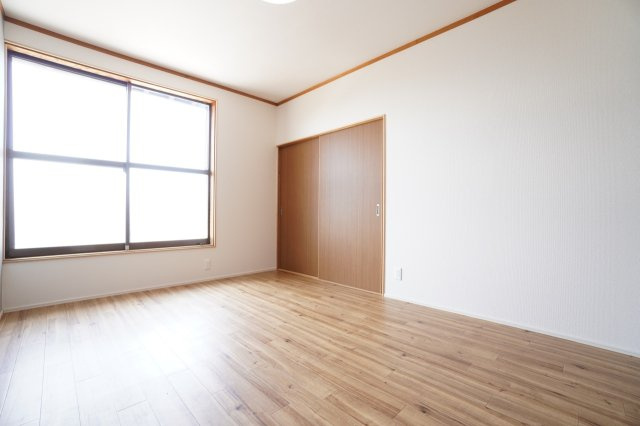 2階6帖洋室。押入収納があります。