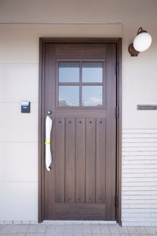 玄関ドアは新しいものに交換済み！