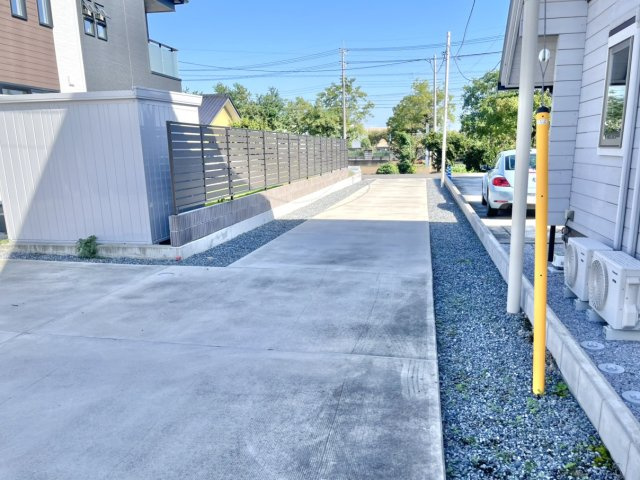 ■駐車場｜お子様が小さなうちは、お外で遊ばせるのにも十分な広さです。