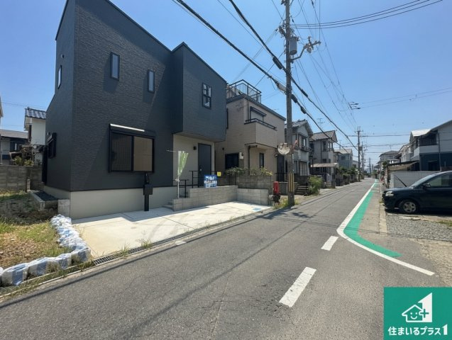 周辺は閑静な住宅街！前面道路広々で車の出し入れも便利です。駐車が苦手な方でも安心して車庫入れできます！