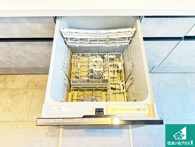食事後の一仕事、食器洗いをボタン一つでお任せできちゃいます！場所を取らないビルトイン式なので、お料理スペースもしっかり確保！