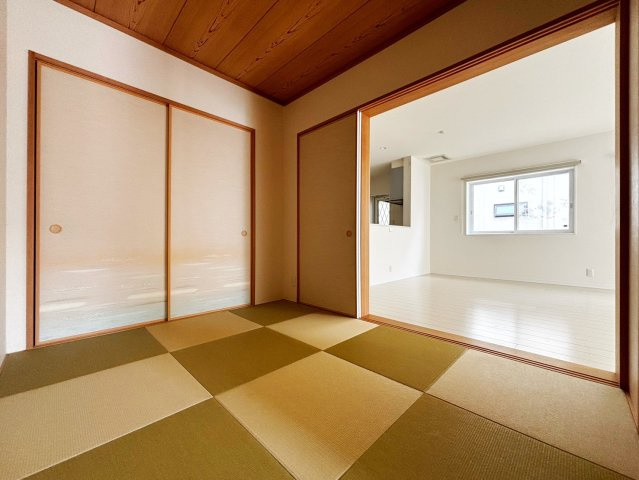 【LDKと続きの和室】白基調のリビング横に続く和室に違和感はなく、和と洋が調和した配置とレイアウトコーディネイト☆彡