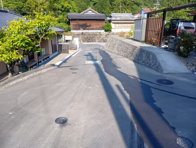 家の前の道路は県道に繋がります。