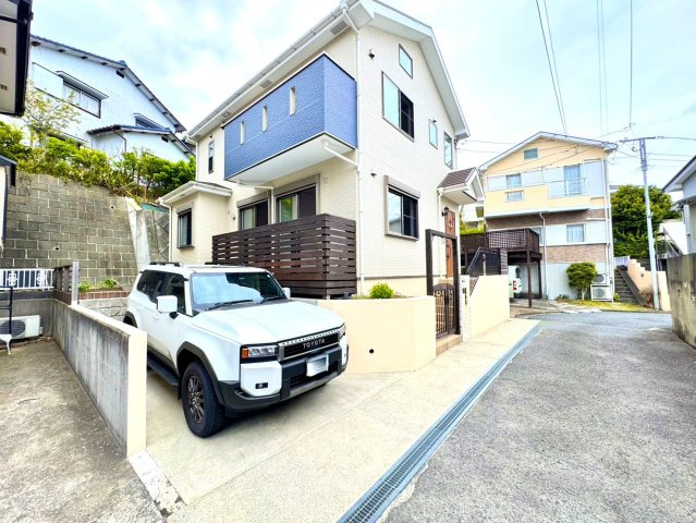 敷地内に駐車スペースを確保し、日常の車利用にも配慮した住まいです