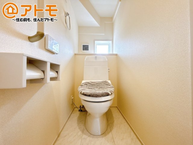 窓があり換気もすぐにできる、清潔感のあるトイレです♪