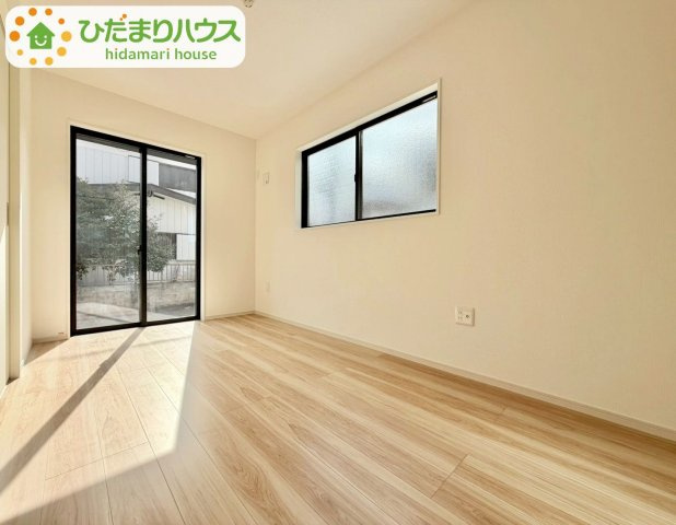 南に面した大きな窓から差し込む光で日中は電気いらず♪       　
