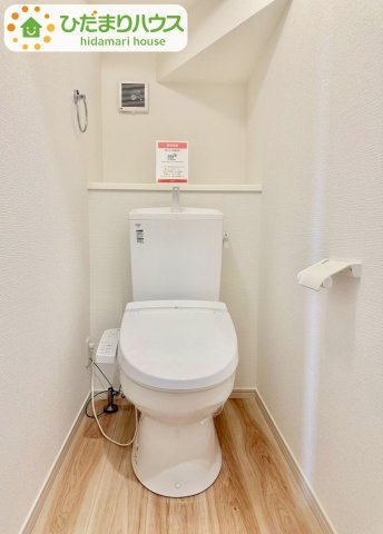 白を基調としたトイレは、インテリア次第でどんな空間になるかワクワクしますね♪       　