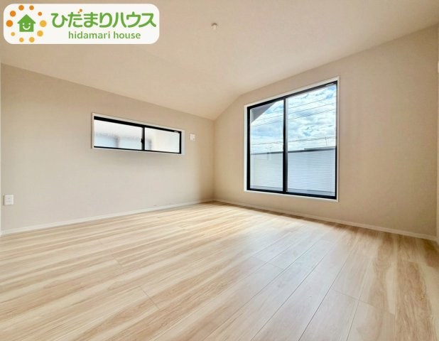バルコニーに面していて、たっぷり光りの入る明るい主寝室です！       　