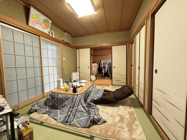 リビング横に位置する落ち着いた雰囲気の和室。畳の香りが心を癒し、ゆったりとくつろげる空間です。来客時の応接や家族の憩いの場としても最適。障子から柔らかな光が差し込み、穏やかで温もりのある時間を演出。