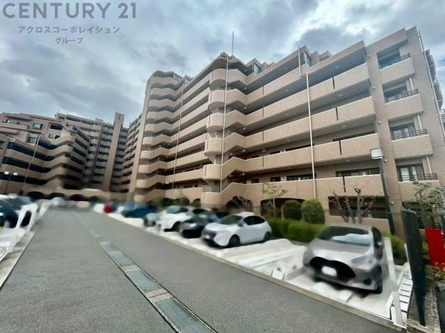 周辺は近くに公園やコミュニティ広場があり生活利便施設も整っており住みやすい住環境です。