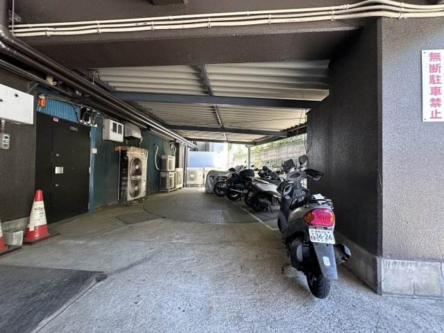 雨や日差しから大切な自転車を守る屋内バイク置き場。愛車の劣化を防ぎ雨の日でも快適に出し入れできます。