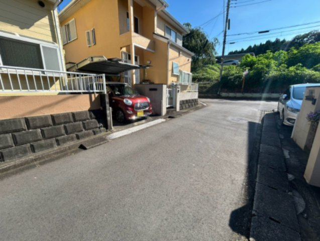 住宅用の土地では前面道路に2m以上接していなければならないと法律で定められています。しかし、お持ちの車のサイズやライフスタイルなどにより、2mでは利便が悪い場合もございますので、事前に確認しましょう。