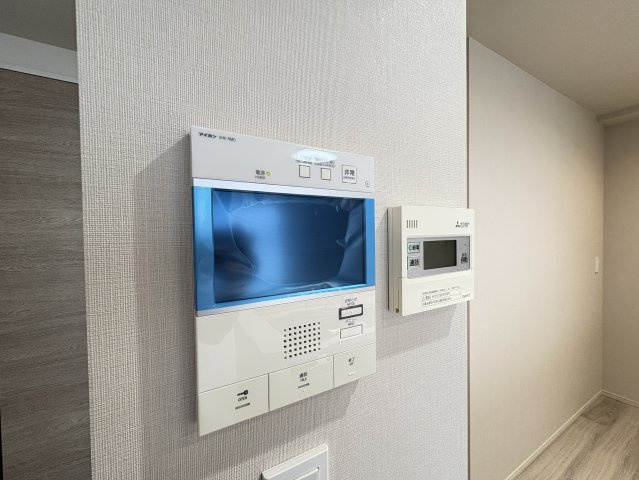 来訪者の姿を室内から確認してから応対できるため、防犯面にも配慮された設備。玄関まで出ることなく相手を確認できるので、お子様のお留守番時や突然の来客時にも便利。日々の暮らしに安心感をプラスしてくれます。