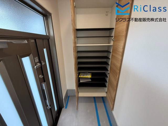 シューズボックスもある玄関です