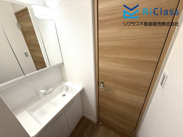 新調の三面鏡付き洗髪洗面化粧台