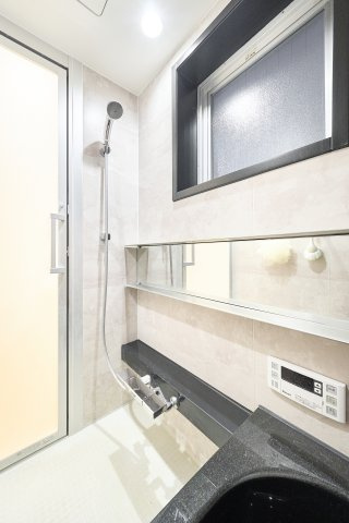 すっきりと見渡せる横長のミラーと、換気や自然光の取り込みに便利な窓をしつらえた開放的な浴室。一日の疲れをゆったりと心地よく癒やせる、清潔感と機能性に優れたリラックス空間です。