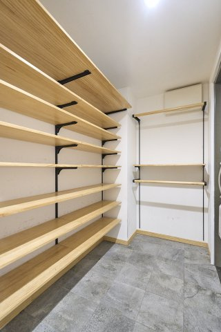 豊富な可動棚を備えた収納空間。靴類はもちろん、スーツケースやアウトドア用品などもスマートに収まります。アイテムに合わせて高さを自由に変えられる使い勝手の良い設計です。