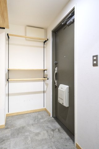 照明の優しい光が足元と空間を包み込む高級感漂う玄関アプローチ。シックな内装デザインが住まう人や訪れるゲストを温かく迎え入れ、住まい全体の洗練された印象を高めます。