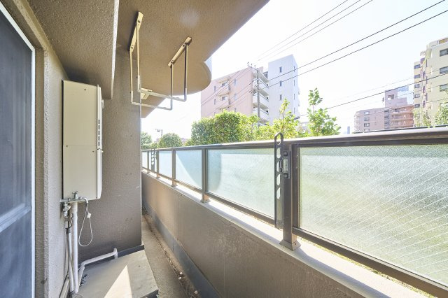 陽当たり・通風に恵まれた気持ちの良いバルコニー。手すり壁が高めでプライバシーにも配慮されており、爽やかな風を感じながら洗濯物を乾かしたりリフレッシュする空間として最適です。