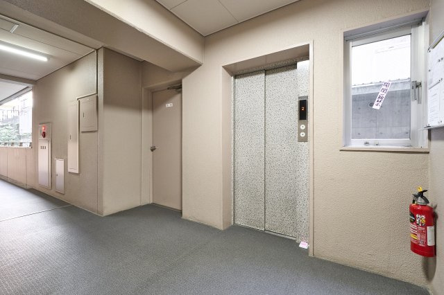 清掃が行き届き清潔感に満ちた明るい共用廊下とエレベーターホール。防犯面や維持管理にも配慮されており、住まう方が日々安心して快適に暮らせる住環境が整えられています。