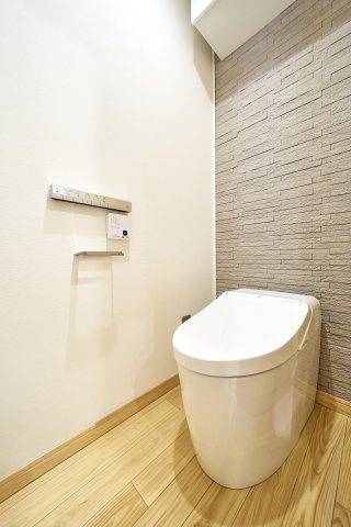 すっきりとしたフォルムのタンクレストイレを採用した清潔感あふれる空間。温かみのある木目調のフローリングと、落ち着いた壁面デザインが融合し、心地よく過ごせる快適なプライベート空間に仕上がっています。